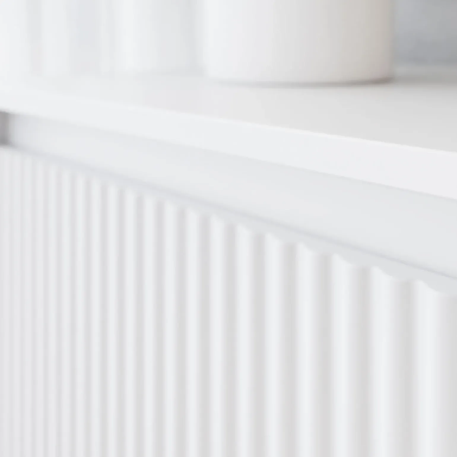 Comodino 45x50h cm design cannettato bianco Strike