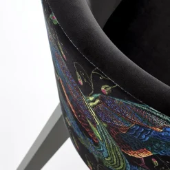 Poltrona da salotto in velluto nero con grafica Avarua