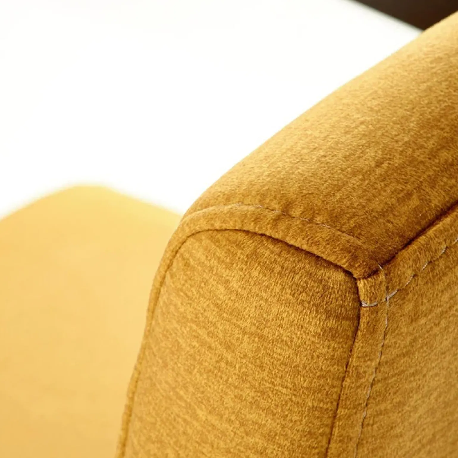 Poltrona design legno velluto giallo senape Lugano