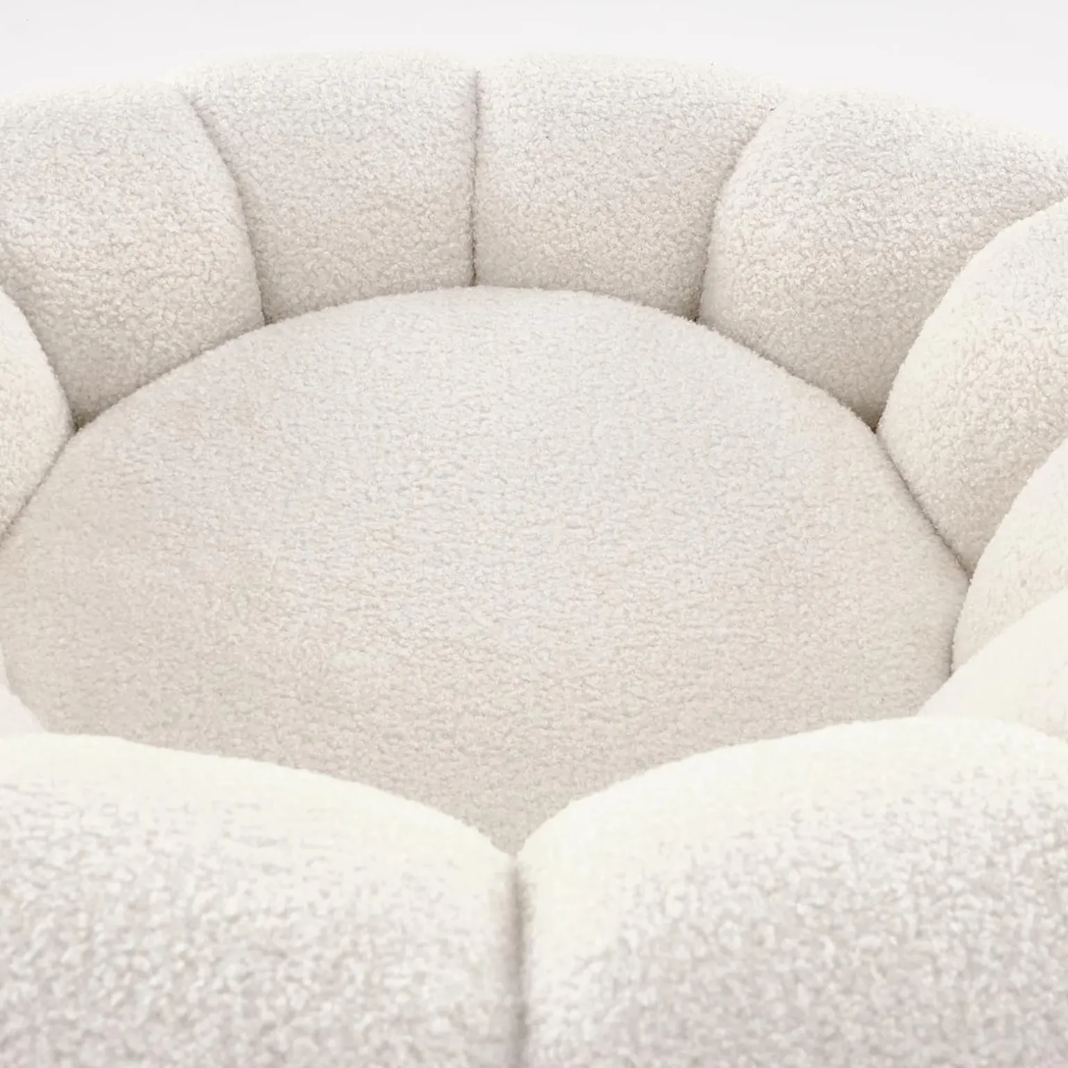 Poltrona imbottita in tessuto bouclé design moderno color crema Coccoluna