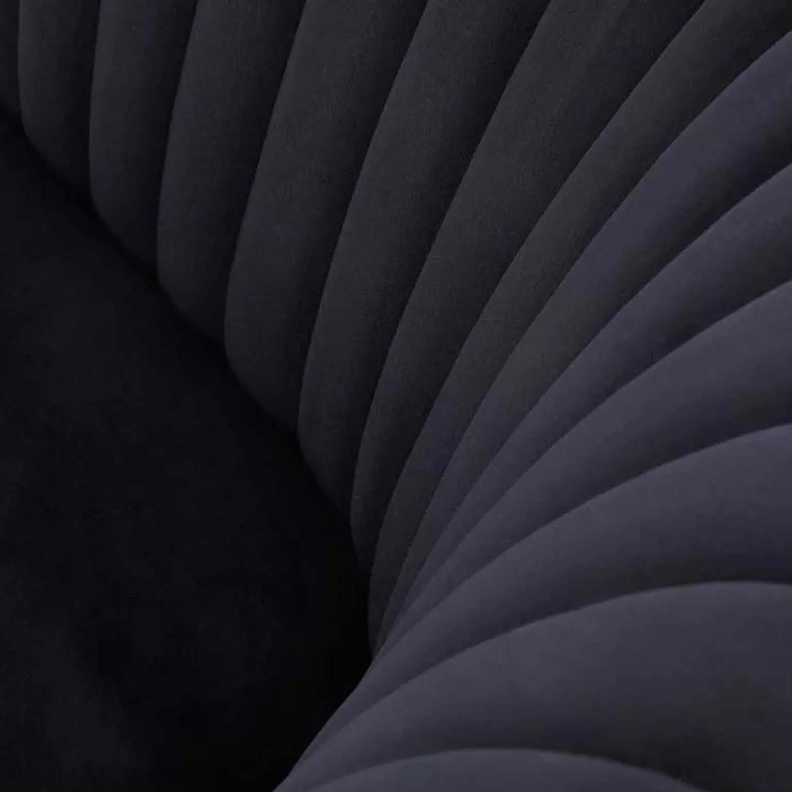 Poltroncina design in velluto nero con gambe oro Romance