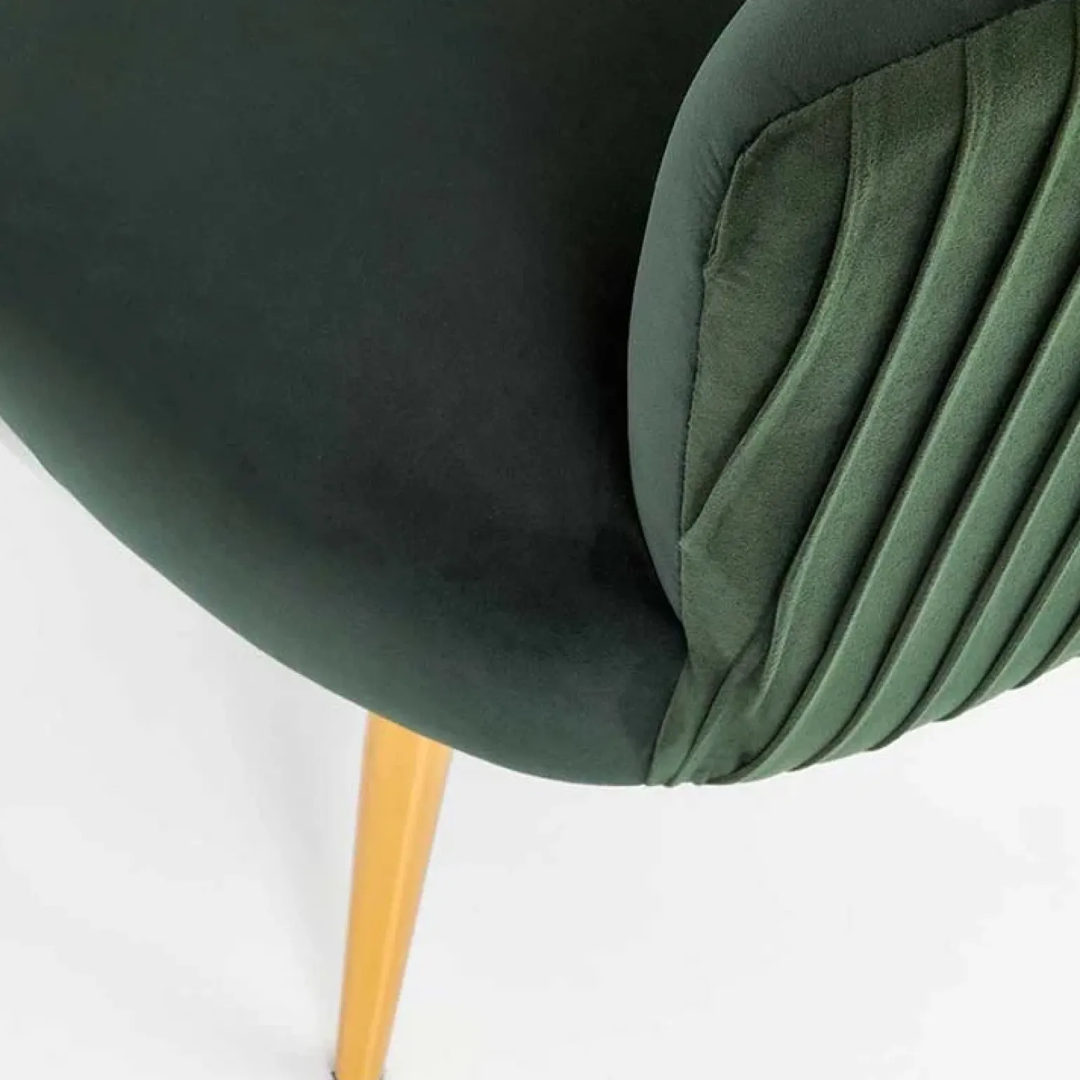 Poltroncina design in velluto verde con gambe oro Romance