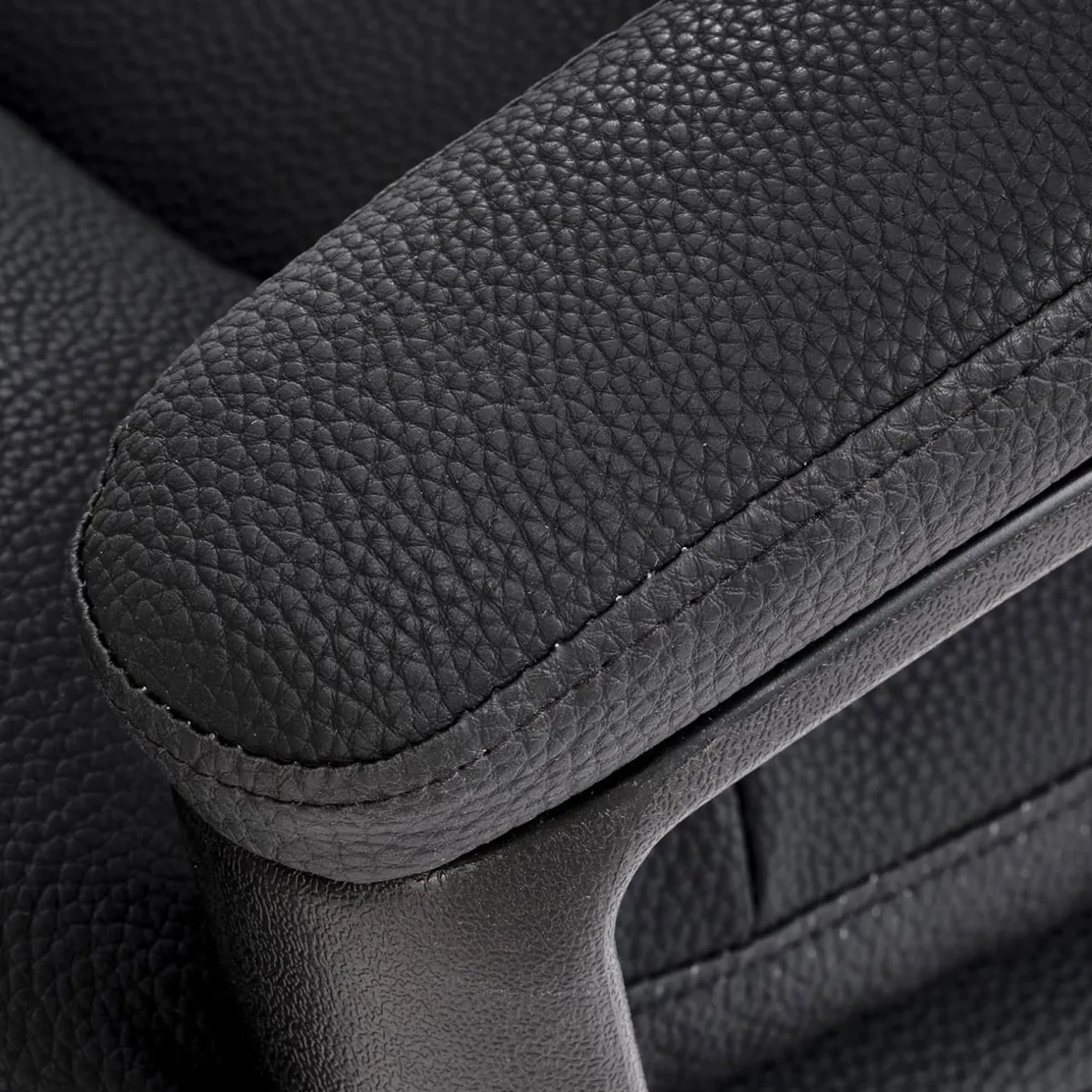 Sedia da ufficio con braccioli e ruote regolabile imbottita in ecopelle nero Marilu