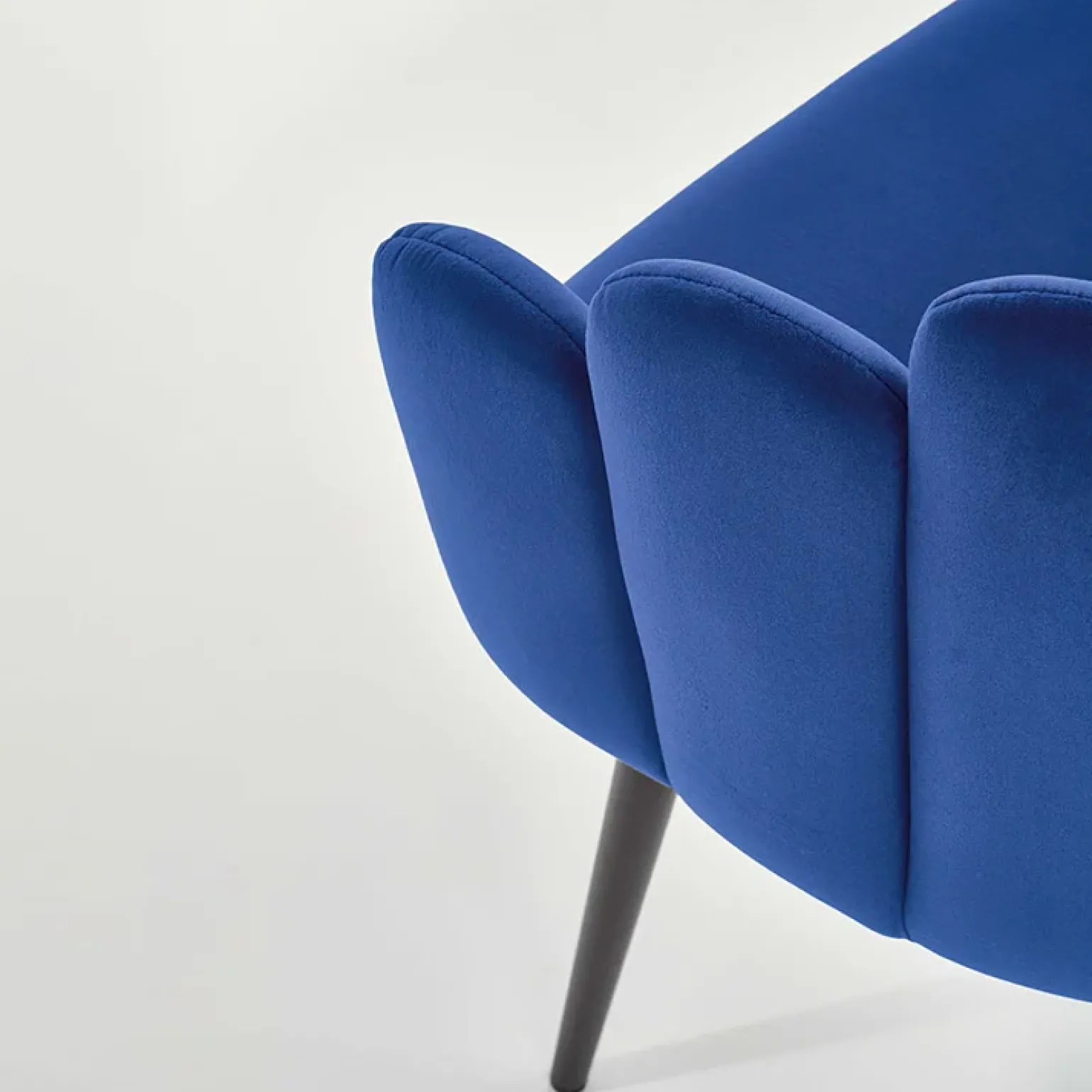 Sedia imbottita design moderno in velluto blu nero Alessia