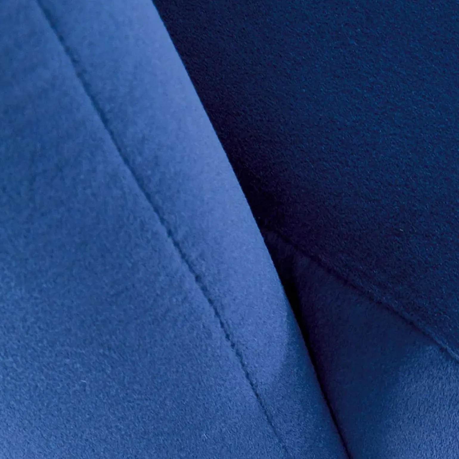 Sedia imbottita design moderno in velluto blu nero Alessia