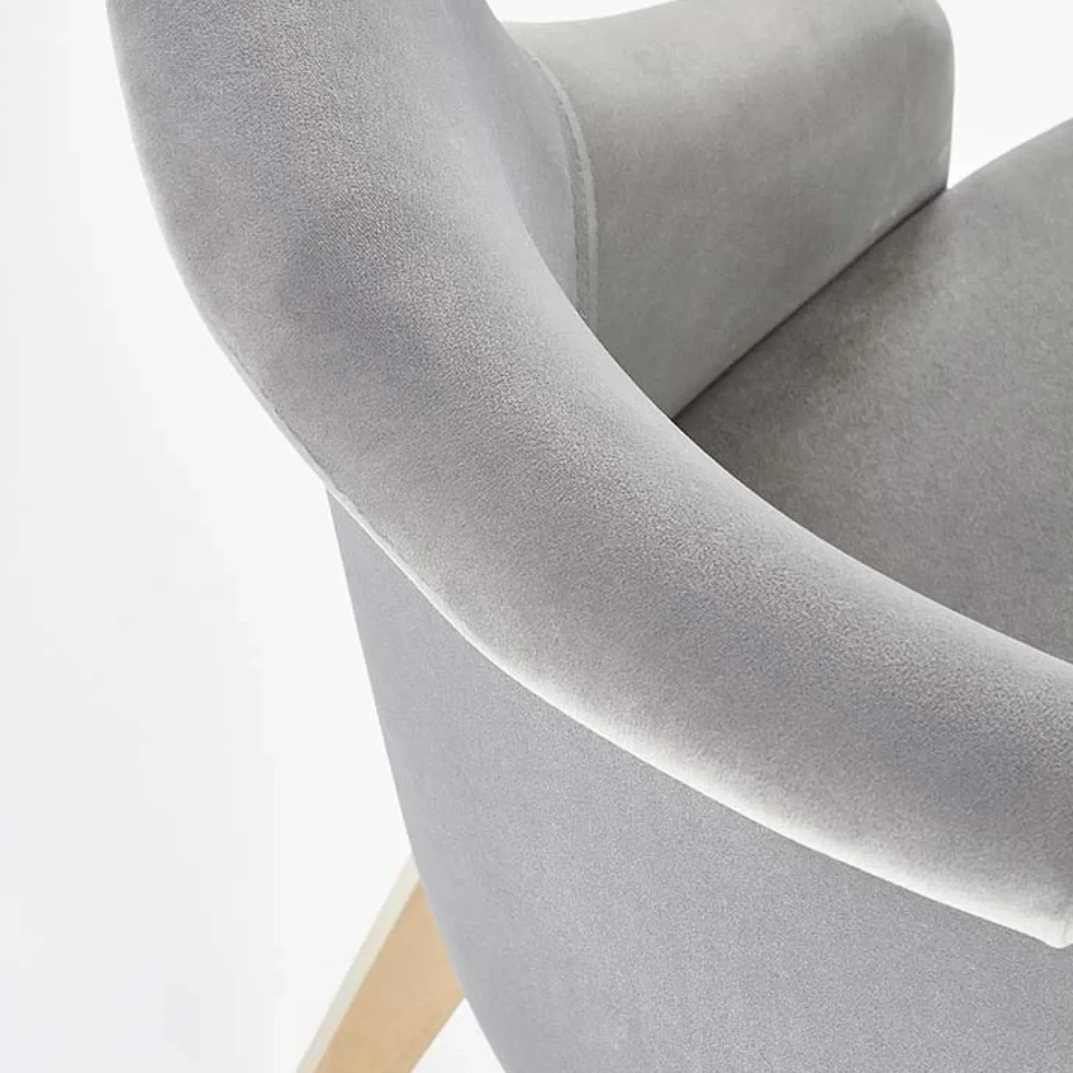 Sedia imbottita in tessuto grigio chiaro rovere miele Belen