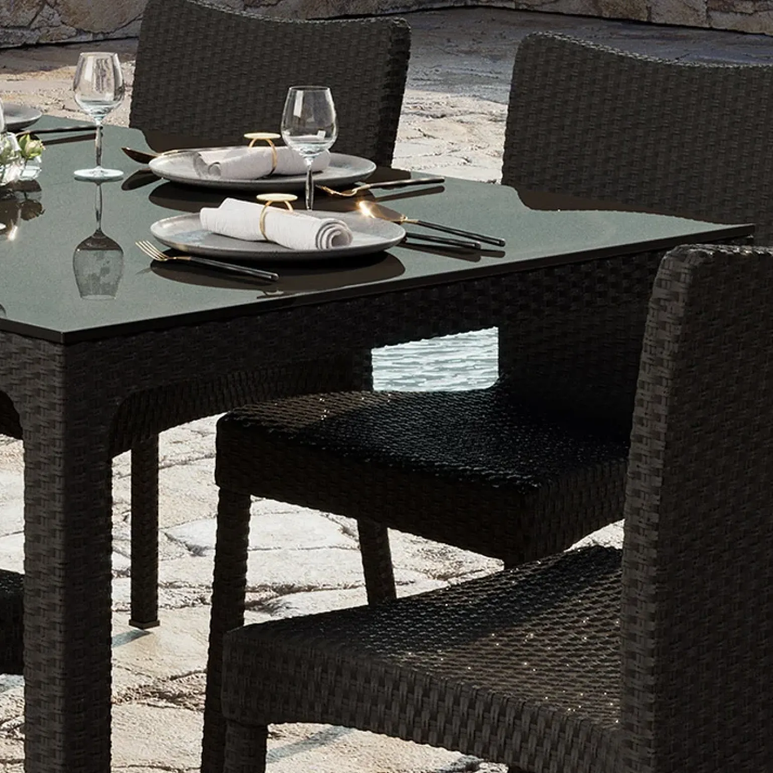 Set tavolo da giardino esterno bar dehors rettangolare 150x90cm + 6 sedie effetto rattan marrone Conchiglia