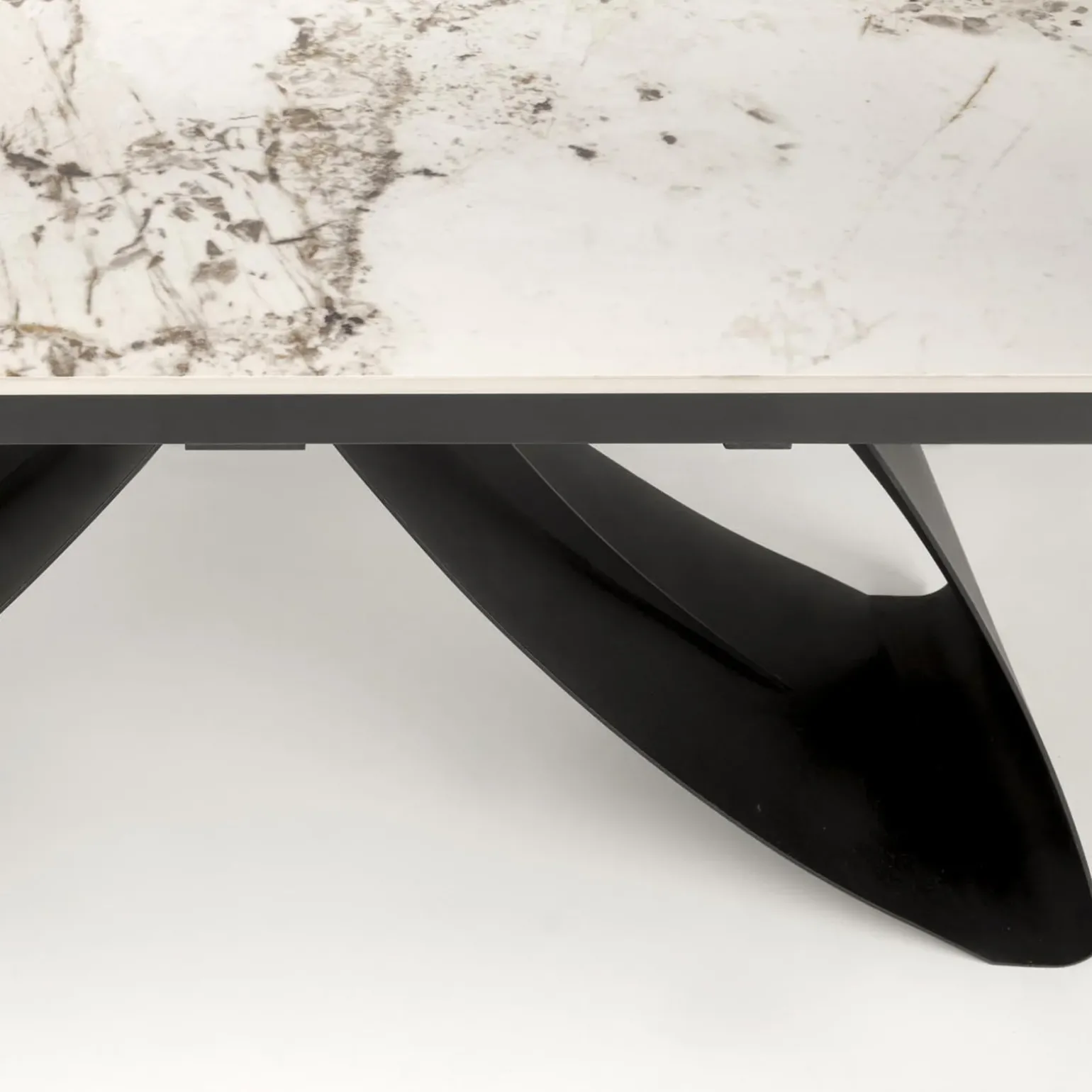 Tavolo allungabile 180/260cm moderno effetto marmo bianco nero Novellino
